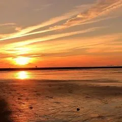 Lüttje Huus Frieda mit Strandkorb am Strand von Mai bis September