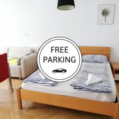 City centre studio with a balcony and free parking
