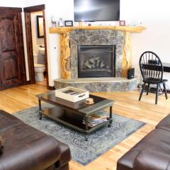 Pinecreek #E - 3 BR - Pool and Hot Tub Access - Close to Town - Shuttle to Slopes