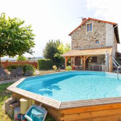 Countryside holiday home with pool