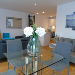 Seaview, Luxury apartment, 2 min walk to Porth Beach