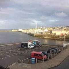 Centrally located 1 bed modern flat with harbour views
