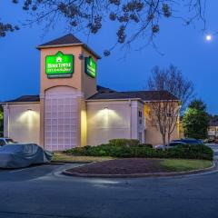 HomeTowne Studios by Red Roof Atlanta NE - Peachtree Corners