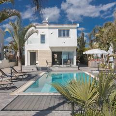 Villa Adaman - Stunning 3 Bedroom Seafront Villa with Pool - Close to the Beach