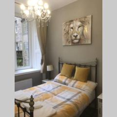 Lovely MAIN DOOR apartment - old town Edinburgh