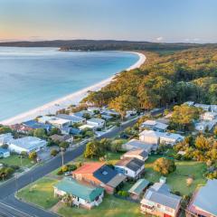 Sandals at the Bay Upstairs sleeps 6 Hyams Beach