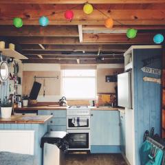 Stargazing Beach Hut on Mudeford Sandbank with wake up sea views