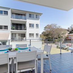 Krait Court, 1 6-8 Krait Cl - great 2 bedroom unit close to little beach