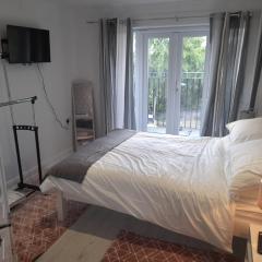 Penthouse Apartment FREE wi-fi & Parking Occasional Bed Available