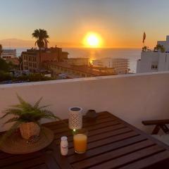 El Cortijuelo. Magnificent triplex terraced house with rooftop of 18m2, overlooking the sea. Parking
