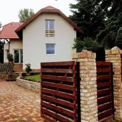 ‘NEW’ Sunkissed Villa on the Old Hill