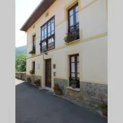 Casa del Cuetu. Traditional village house in Asturias