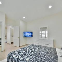 Stylish Modern Home, AC, Parking & Near FWYs