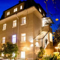 Family Wellhouse Green Garden direct in Salzburg, sunny big garden, up to 16 pax, bikes for free, BBQ, sunbeds, parking for free, 15 min sound of music