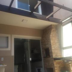 Casa Enseada próximo ao mar e comércios com 2 ar split