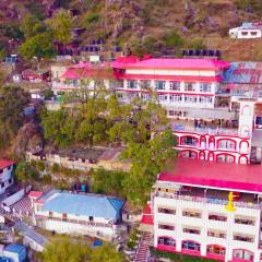 Calux Hill Queen at Mall Road with Parking - Formerly Amara