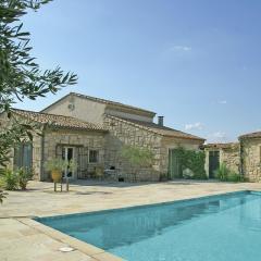 Detached villa with private pool near N mes