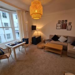 Centrally located, comfortable apartment near Station, Beach and North Laines