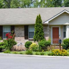 Lively East Nashville Pad Walk to Bars and Eateries