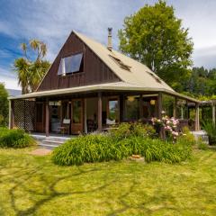 Secret Garden Lodge - Marahau Holiday Home