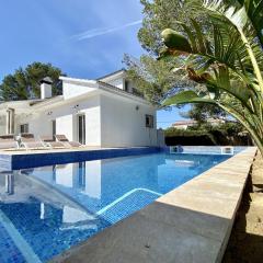 Villa Bouganvilla luxury villa with air-con, & private swimming pool ideal for families