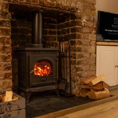 Stylish Coastal Retreat with Hot Tub & Log Burner in Margate