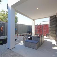 ✿Stylish Townhouse; with King Bed, NBN, Netflix, WIFI