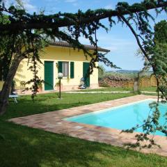 2 bedrooms house with shared pool enclosed garden and wifi at Mogliano