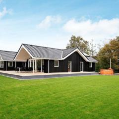 Two-Bedroom Holiday home in Tomrefjord