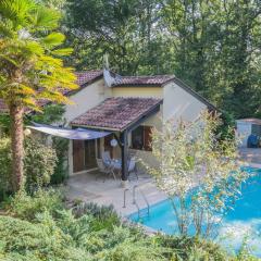 Quiet holiday home with large pool