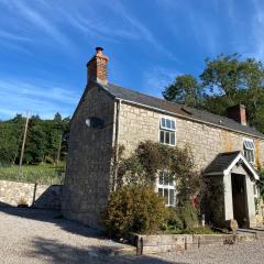 Stunning 3-Bed House in a private hidden valley