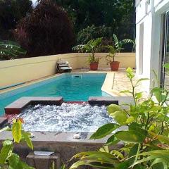 Appartement de 2 chambres avec piscine partagee jacuzzi et jardin clos a Bois De Nefles Saint Paul