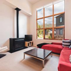 Snow Stream 1 Bedroom and loft with gas fire garage parking and mountain view