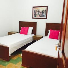 Casa Helga a dos cuadras de la Basílica, casa entera con jardín amplio, 6 habitaciones, 5 baños, cocina, comedor y sala de TV