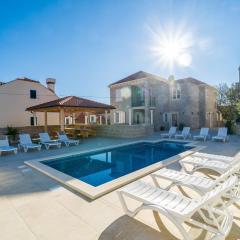 Residence & Pool Villa Schwarz Suites