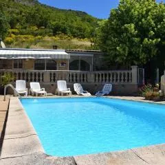 Appartement spacieux à La Roche-sur-le-Buis avec piscine privée.