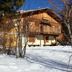 Chalet chaleureux à Saint-Chaffrey avec vue montagne et cheminée