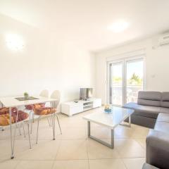 2 bedrooms appartement at Vrsi 350 m away from the beach with enclosed garden and wifi