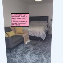 Flat 2 - Entire Modern Two Bedrooms home with en-suite & free parking close to QMC, City centre and Notts uni - Self check in