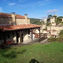 Charmante maison à Puy-l'Évêque avec jardin et balcon