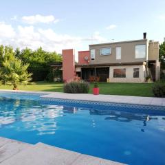 Casa con pileta entre bodegas y viñedos - Habitación con baño en suite