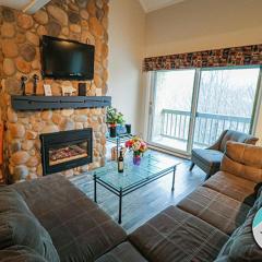 Perfect four bedroom condo with shuttle to the mountain, ski Back Whiffletree D8