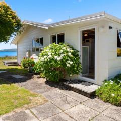 The Lake Bach - Ngongotaha Lakefront Holiday Home