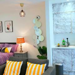 Great Studio Serviced Apartments - Netflix, Wifi, Digital TV