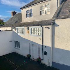 Hill House - Mews Town House, in a quiet private close, in the City Centre of Inverness.