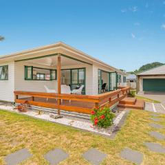 The Sunny Bach - Cooks Beach Holiday Home