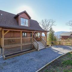 Walnut Ridge Cabin. Sleeps 7-11! Hot tub, pool table, minutes to downtown Gatlinburg!