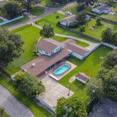 A Large Tropical Estate with 2 Acres of Space home