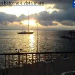 Ampio monolocale con balcone fronte mare