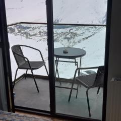 neu gudauri loft2 с видом на горы